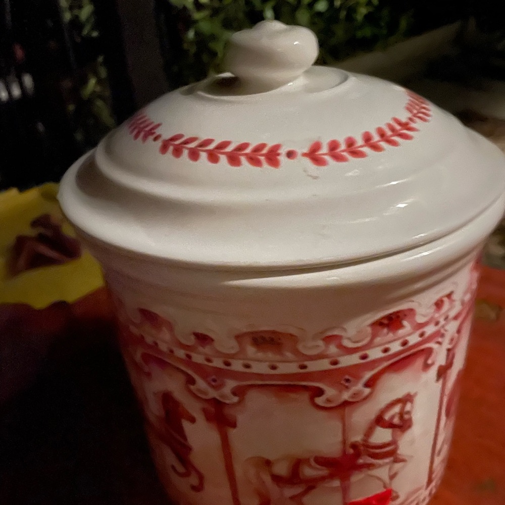 Christmas charm to your kitchen with our exclusive Snowy Lane cookie jar.